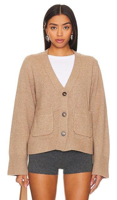 Rue Sophie Pocket Cardigan in Neutral - Rue Sophie Cardigan à poche en neutre - Rue Sophie 中性色口袋开衫 - Rue Sophie Taschen-Cardigan in Neutral - Rue Sophie 포켓 가디건 색상 - Cardigan con tasca Rue Sophie in colore neutro