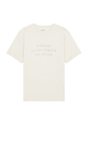 SATURDAYS NYC Reverse Nyc Division Standard Short Sleeve Tee in Taupe - T-shirt standard à manches courtes SATURDAYS NYC Reverse Nyc Division en taupe - SATURDAYS NYC 反纽约分区标准灰褐色短袖 T 恤 - SATURDAYS NYC Reverse Nyc Division Standard Kurzarm-T-Shirt in Taupe - SATURDAYS NYC Reverse Nyc Division 스탠다드 반소매 티셔츠 in Taupe - T-shirt a maniche corte standard SATURDAYS NYC Reverse Nyc Division in tortora