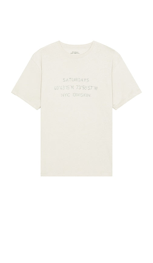 SATURDAYS NYC Reverse Nyc Division Standard Short Sleeve Tee in Taupe - T-shirt standard à manches courtes SATURDAYS NYC Reverse Nyc Division en taupe - SATURDAYS NYC 反纽约分区标准灰褐色短袖 T 恤 - SATURDAYS NYC Reverse Nyc Division Standard Kurzarm-T-Shirt in Taupe - SATURDAYS NYC Reverse Nyc Division 스탠다드 반소매 티셔츠 in Taupe - T-shirt a maniche corte standard SATURDAYS NYC Reverse Nyc Division in tortora