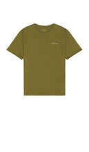 SATURDAYS NYC Script Short Sleeve Tee in Olive - SATURDAYS NYC - T-shirt à manches courtes avec inscription en olive - SATURDAYS NYC 橄榄色 Script 短袖 T 恤 - SATURDAYS NYC Script Kurzarm-T-Shirt in Oliv - SATURDAYS NYC 스크립트 반소매 티셔츠 올리브 색상 - T-shirt a maniche corte con scritta SATURDAYS NYC in verde oliva