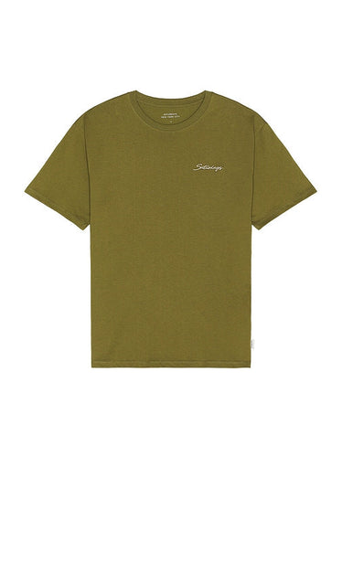 SATURDAYS NYC Script Short Sleeve Tee in Olive - SATURDAYS NYC - T-shirt à manches courtes avec inscription en olive - SATURDAYS NYC 橄榄色 Script 短袖 T 恤 - SATURDAYS NYC Script Kurzarm-T-Shirt in Oliv - SATURDAYS NYC 스크립트 반소매 티셔츠 올리브 색상 - T-shirt a maniche corte con scritta SATURDAYS NYC in verde oliva