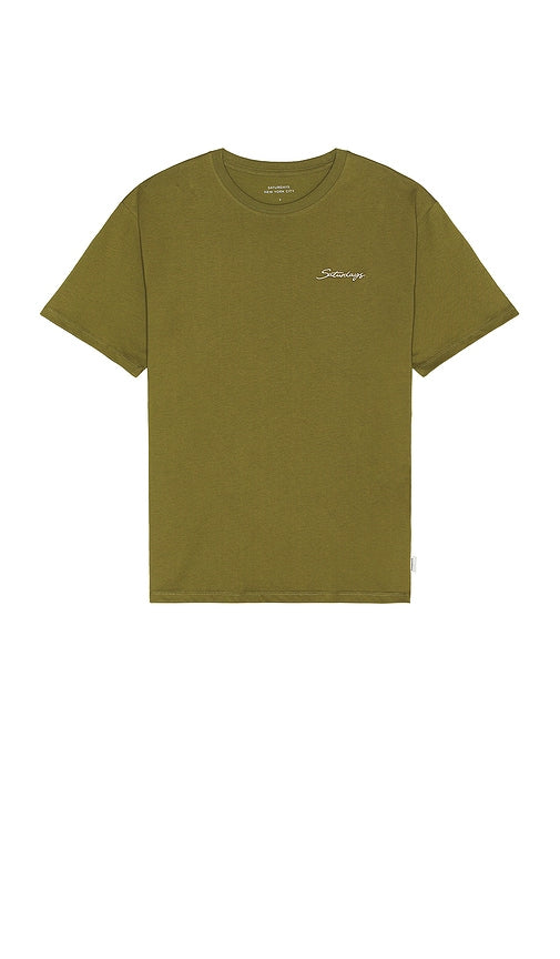 SATURDAYS NYC Script Short Sleeve Tee in Olive - SATURDAYS NYC - T-shirt à manches courtes avec inscription en olive - SATURDAYS NYC 橄榄色 Script 短袖 T 恤 - SATURDAYS NYC Script Kurzarm-T-Shirt in Oliv - SATURDAYS NYC 스크립트 반소매 티셔츠 올리브 색상 - T-shirt a maniche corte con scritta SATURDAYS NYC in verde oliva
