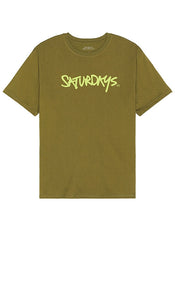 SATURDAYS NYC Signature Logo Short Sleeve Tee in Olive - SATURDAYS NYC - T-shirt à manches courtes avec logo signature - Olive - SATURDAYS NYC 橄榄色标志性徽标短袖 T 恤 - SATURDAYS NYC Signature Logo Kurzarm-T-Shirt in Oliv - SATURDAYS NYC 시그니처 로고 반소매 티셔츠 올리브 색상 - T-shirt a maniche corte con logo esclusivo SATURDAYS NYC in verde oliva