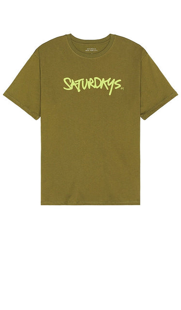 SATURDAYS NYC Signature Logo Short Sleeve Tee in Olive - SATURDAYS NYC - T-shirt à manches courtes avec logo signature - Olive - SATURDAYS NYC 橄榄色标志性徽标短袖 T 恤 - SATURDAYS NYC Signature Logo Kurzarm-T-Shirt in Oliv - SATURDAYS NYC 시그니처 로고 반소매 티셔츠 올리브 색상 - T-shirt a maniche corte con logo esclusivo SATURDAYS NYC in verde oliva