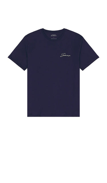 SATURDAYS NYC Signature Standard Tee in Navy - T-shirt standard SATURDAYS NYC Signature en bleu marine - SATURDAYS NYC 海军蓝标志性标准 T 恤 - SATURDAYS NYC Signature Standard T-Shirt in Marineblau - SATURDAYS NYC 시그니처 스탠다드 티셔츠 색상 네이비 - T-shirt standard firmata SATURDAYS NYC in blu scuro