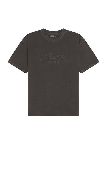 SATURDAYS NYC Varsity Relaxed Short Sleeve Tee in Black - SATURDAYS NYC - T-shirt style universitaire décontracté à manches courtes en noir - SATURDAYS NYC 黑色校队休闲短袖 T 恤 - SATURDAYS NYC Varsity Relaxed Kurzarm-T-Shirt in Schwarz - SATURDAYS NYC Varsity 릴렉스드 반소매 티셔츠 블랙 색상 - T-shirt a maniche corte rilassata SATURDAYS NYC Varsity in nero