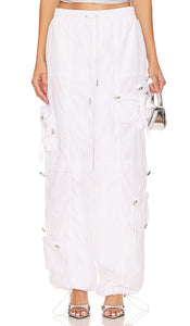 SER.O.YA Alba Ruched Cargo Pant in White - SER.O.YA - Pantalon cargo froncé Alba en blanc - SER.O.YA Alba 白色褶饰工装裤 - SER.O.YA Alba geraffte Cargohose in Weiß - SER.O.YA 알바 루치드 카고 팬츠 화이트 색상 - SER.O.YA Pantaloni cargo Alba con ruche in bianco