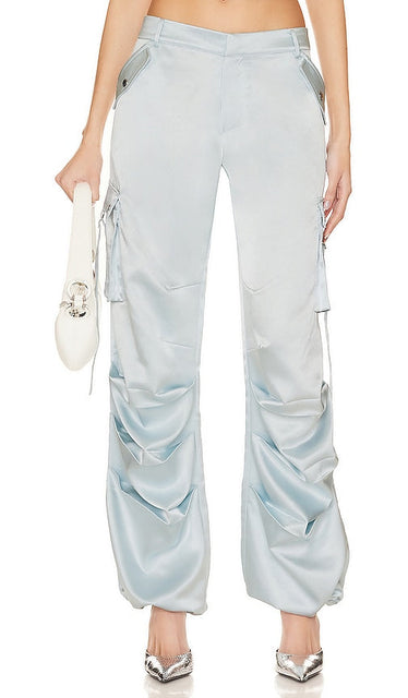 SER.O.YA Lai Satin Cargo Pant in Baby Blue - SER.O.YA - Pantalon cargo en satin Lai en bleu bébé - SER.O.YA 淡蓝色 Lai 缎面工装裤 - SER.O.YA Lai Satin-Cargohose in Babyblau - SER.O.YA 라이 새틴 카고 팬츠 - Pantaloni cargo in raso SER.O.YA Lai in celeste