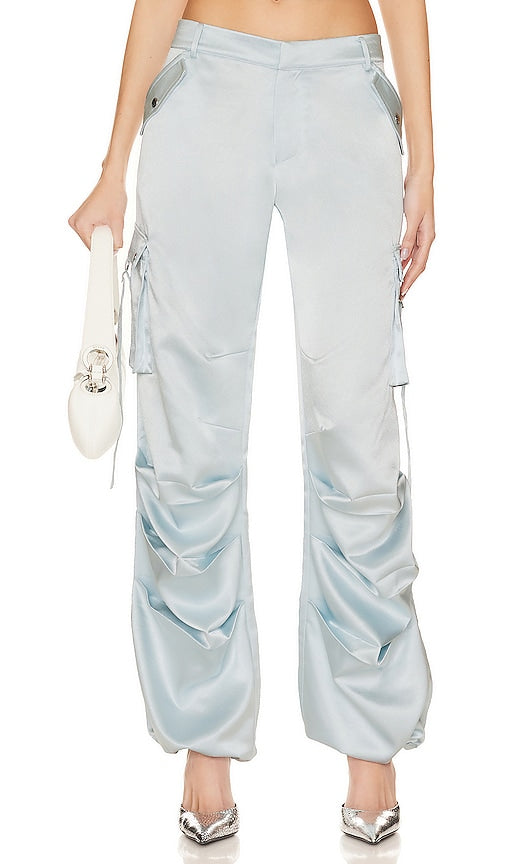 SER.O.YA Lai Satin Cargo Pant in Baby Blue - SER.O.YA - Pantalon cargo en satin Lai en bleu bébé - SER.O.YA 淡蓝色 Lai 缎面工装裤 - SER.O.YA Lai Satin-Cargohose in Babyblau - SER.O.YA 라이 새틴 카고 팬츠 - Pantaloni cargo in raso SER.O.YA Lai in celeste
