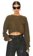 SER.O.YA Mid Cropped Devin Sweater in Army - SE.O.YA - Pull Devin mi-court en militaire - SER.O.YA 军色 Devin 中短毛衣 - SER.O.YA Mid-Cropped Devin Pullover in Army - SER.O.YA 미드 크롭 데빈 스웨터 - SER.O.YA Maglione Devin a taglio medio in stile militare