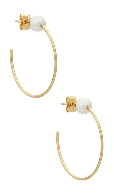 SHASHI Classique Pearl Earring in Metallic Gold