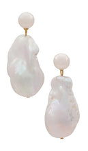 SHASHI Iianthia Earring in Ivory