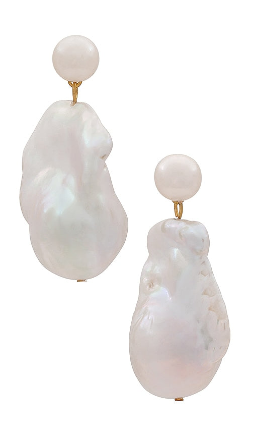 SHASHI Iianthia Earring in Ivory