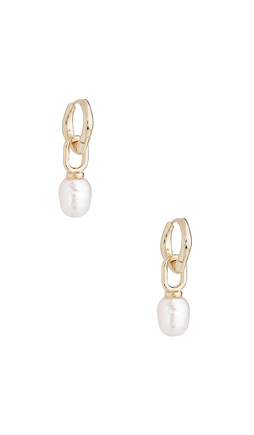 SHASHI Link Pearl Earring in Metallic Gold