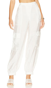 SIMKHAI Artemis Parachute Cargo Pant in White - Pantalon cargo SIMKHAI Artemis Parachute en blanc - SIMKHAI Artemis 白色降落伞工装裤 - SIMKHAI Artemis Fallschirm-Cargohose in Weiß - SIMKHAI 아르테미스 파라슈트 카고 팬츠 화이트 색상 - Pantaloni cargo con paracadute SIMKHAI Artemis in bianco