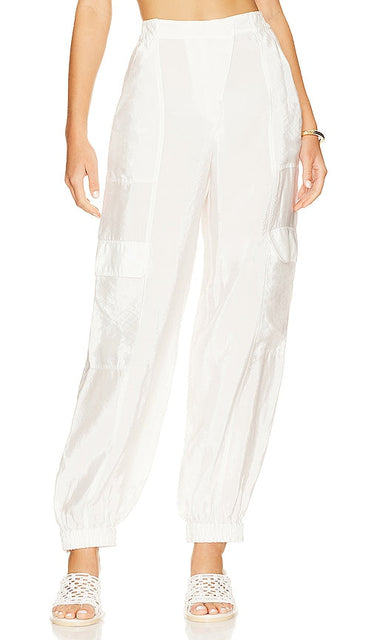 SIMKHAI Artemis Parachute Cargo Pant in White - Pantalon cargo SIMKHAI Artemis Parachute en blanc - SIMKHAI Artemis 白色降落伞工装裤 - SIMKHAI Artemis Fallschirm-Cargohose in Weiß - SIMKHAI 아르테미스 파라슈트 카고 팬츠 화이트 색상 - Pantaloni cargo con paracadute SIMKHAI Artemis in bianco