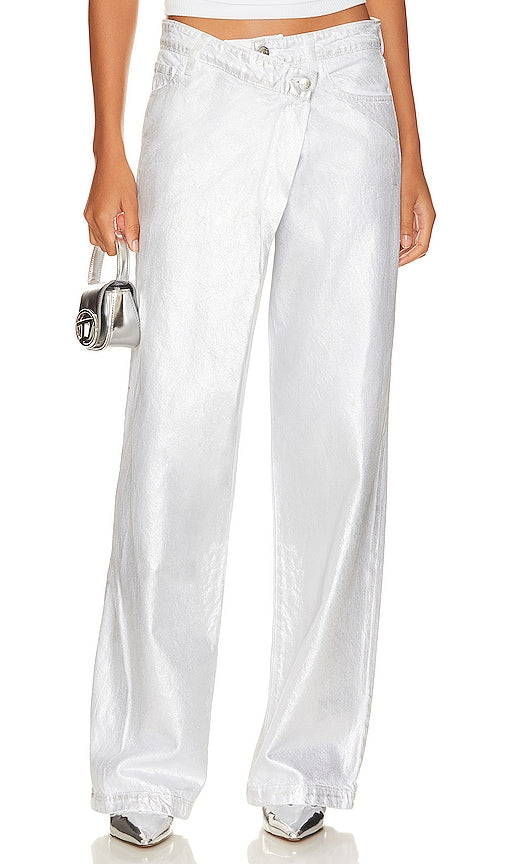 SIMKHAI Casey Overlap Wide Leg Jean in Metallic Silver - SIMKHAI - Jean à jambe large et à chevauchement Casey en argent métallisé - SIMKHAI Casey 金属银色重叠阔腿牛仔裤 - SIMKHAI Casey Overlap Wide Leg Jeans in Metallic-Silber - SIMKHAI Casey 오버랩 와이드 레그 진 - Jeans SIMKHAI Casey Overlap a gamba larga in argento metallizzato