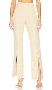 SIMKHAI Chase Technical Cocktail Crepe Slit Front Pant in Beige - Pantalon SIMKHAI Chase en crêpe technique cocktail fendu sur le devant en beige - SIMKHAI Chase 米色机能鸡尾酒绉纱前开衩长裤 - SIMKHAI Chase Technische Cocktail-Crêpe-Hose mit Schlitz vorne in Beige - SIMKHAI Chase 테크니컬 칵테일 크레이프 슬릿 프론트 팬츠 베이지 색상 - Pantaloni tecnici con spacco frontale in crepe da cocktail SIMKHAI Chase in beige