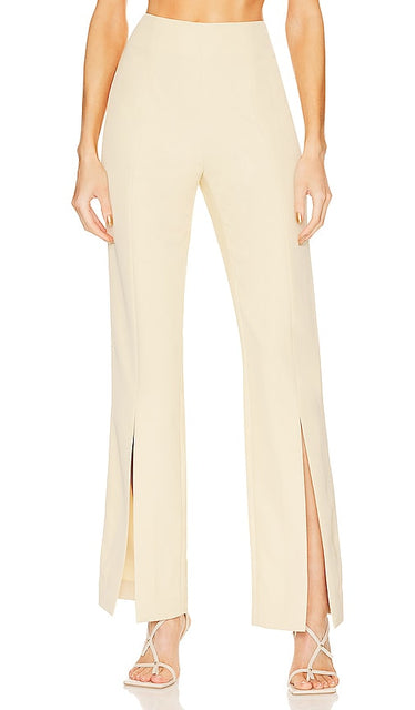 SIMKHAI Chase Technical Cocktail Crepe Slit Front Pant in Beige - Pantalon SIMKHAI Chase en crêpe technique cocktail fendu sur le devant en beige - SIMKHAI Chase 米色机能鸡尾酒绉纱前开衩长裤 - SIMKHAI Chase Technische Cocktail-Crêpe-Hose mit Schlitz vorne in Beige - SIMKHAI Chase 테크니컬 칵테일 크레이프 슬릿 프론트 팬츠 베이지 색상 - Pantaloni tecnici con spacco frontale in crepe da cocktail SIMKHAI Chase in beige