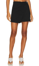 SIMKHAI Ebony Wrap Mini Skirt in Black - SIMKHAI Mini-jupe portefeuille ébène en noir - SIMKHAI 黑色乌木裹身迷你裙 - SIMKHAI Ebenholz-Wickel-Minirock in Schwarz - SIMKHAI Ebony 랩 미니 스커트블랙 색상 - Minigonna avvolgente in ebano SIMKHAI in nero