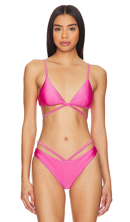 SIMKHAI Harlen Tie Front Bikini Top in Pink - SIMKHAI - Haut de bikini noué sur le devant Harlen en rose - SIMKHAI 粉色哈伦正面系带比基尼上衣 - SIMKHAI Harlen Bikinioberteil zum Binden vorne in Rosa - SIMKHAI Harlen 타이 프론트 비키니 탑 in Pink - Top bikini SIMKHAI Harlen con cravatta sul davanti in rosa