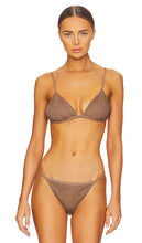SIMKHAI Joelle Crystal Mesh Swimwear Triangle Bikini Top in Brown - SIMKHAI Joelle Crystal Mesh Maillot de bain Triangle Haut de bikini en marron - SIMKHAI Joelle 棕色水晶网眼三角比基尼上衣 - SIMKHAI Joelle Crystal Mesh Bademode Triangel-Bikinioberteil in Braun - SIMKHAI Joelle 크리스탈 메쉬 수영복 트라이앵글 비키니 탑 브라운 색상 - Top bikini a triangolo con costumi da bagno SIMKHAI Joelle Crystal Mesh in marrone