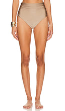 SIMKHAI Lilly Bikini Bottom in Tan - Bas de bikini SIMKHAI Lilly en beige - SIMKHAI Lilly 黄褐色比基尼泳裤 - SIMKHAI Lilly Bikinihose in Hellbraun - SIMKHAI 릴리 비키니 하의 탠 색상 - Slip bikini SIMKHAI Lilly color marrone chiaro