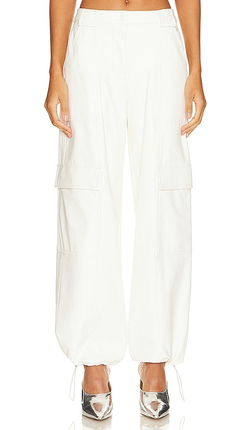 SIMKHAI Luxe Faux Leather Cargo Pant in Ivory - Pantalon cargo SIMKHAI Luxe en similicuir en ivoire - SIMKHAI 象牙色奢华人造皮工装裤 - SIMKHAI Luxe Kunstleder-Cargohose in Elfenbein - SIMKHAI Luxe 인조 가죽 카고 팬츠 - Pantaloni cargo SIMKHAI in ecopelle di lusso in avorio