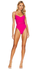 SIMKHAI Noa Belted One Piece in Pink - SIMKHAI Noa une pièce avec ceinture en rose - SIMKHAI Noa 粉色腰带一件 - SIMKHAI Noa Einteiler mit Gürtel in Rosa - SIMKHAI NOA 벨트 원피스 핑크 색상 - SIMKHAI Noa Costume intero con cintura in rosa