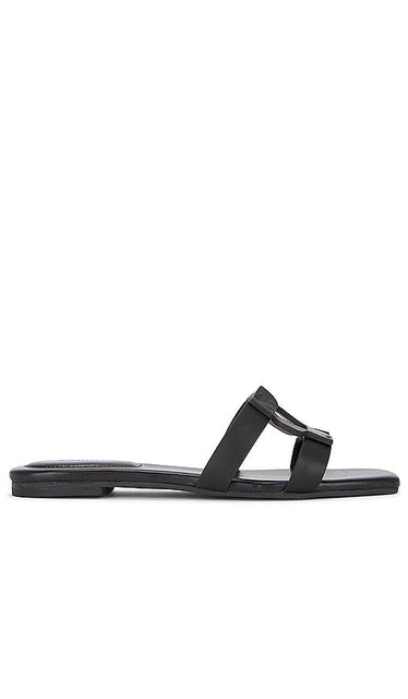 SIMKHAI Simkhai Monogram Flat Slide in Black - SIMKHAI Claquette plate monogramme Simkhai en noir - SIMKHAI Simkhai Monogram 黑色平底拖鞋 - SIMKHAI Simkhai Monogram flache Pantoletten in Schwarz - SIMKHAI 심카이 모노그램 플랫 슬라이드 블랙 색상 - SIMKHAI Ciabatte piatte con monogramma Simkhai in nero