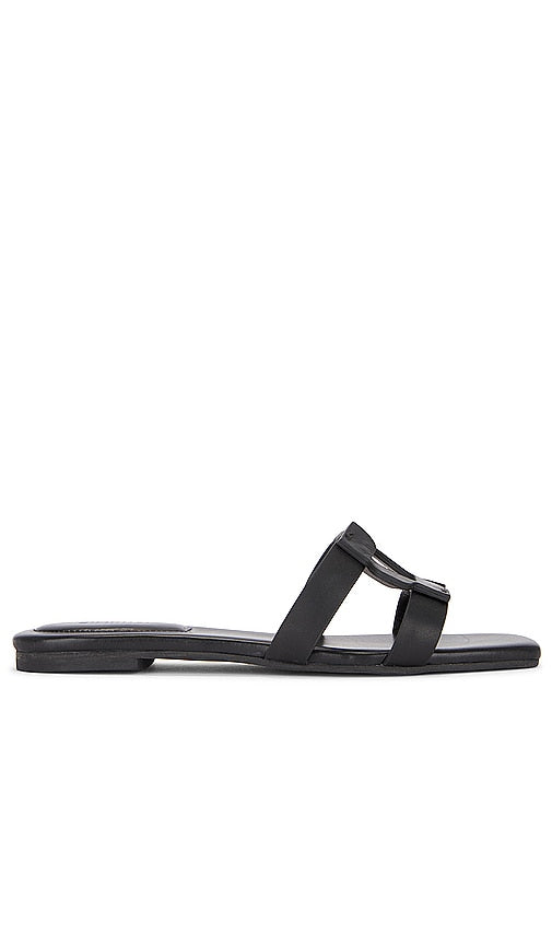 SIMKHAI Simkhai Monogram Flat Slide in Black - SIMKHAI Claquette plate monogramme Simkhai en noir - SIMKHAI Simkhai Monogram 黑色平底拖鞋 - SIMKHAI Simkhai Monogram flache Pantoletten in Schwarz - SIMKHAI 심카이 모노그램 플랫 슬라이드 블랙 색상 - SIMKHAI Ciabatte piatte con monogramma Simkhai in nero