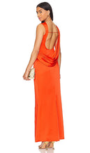 SIMKHAI Tommy Open Back Gown in Red - SIMKHAI Tommy Robe dos ouvert en rouge - SIMKHAI Tommy 红色露背礼服 - SIMKHAI Tommy Kleid mit offenem Rücken in Rot - SIMKHAI 토미 오픈 백 가운 레드 색상 - SIMKHAI Tommy Abito con apertura sul retro in rosso