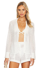 SIMKHAI Tyler Crochet Lace Cover Up Collared Cardigan in White - SIMKHAI Tyler Cardigan à col cache-cœur en dentelle au crochet en blanc - SIMKHAI Tyler 钩编蕾丝罩领开衫白色 - SIMKHAI Tyler Cardigan mit Häkelspitze und Kragen in Weiß - SIMKHAI 타일러 크로셰 레이스 커버업 칼라 가디건 화이트 색상 - SIMKHAI Tyler Cardigan con colletto coprente in pizzo all'uncinetto in bianco