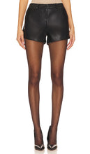 SNDYS Wendy Faux Leather Shorts in Black - SNDYS Wendy Short en simili cuir noir - SNDYS Wendy 黑色人造皮短裤 - SNDYS Wendy Kunstleder-Shorts in Schwarz - SNDYS Wendy 인조 가죽 반바지블랙 색상 - Pantaloncini in ecopelle SNDYS Wendy in nero