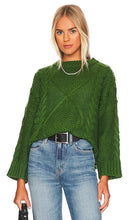 SNDYS x REVOLVE Carrie Cable Knit Pullover in Green - SNDYS x REVOLVE Pull en maille torsadée Carrie en Vert - SNDYS x REVOLVE Carrie 绿色绞花针织套头衫 - SNDYS x REVOLVE Carrie Zopfstrickpullover in Grün - SNDYS x REVOLVE 캐리 케이블 니트 풀오버 그린 컬러 - Pullover a trecce SNDYS x REVOLVE Carrie in verde