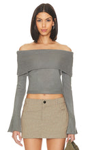SNDYS x Revolve Off Shoulder Sweater in Charcoal - Pull à épaules dénudées SNDYS x Revolve en charbon de bois - SNDYS x Revolve 木炭色露肩毛衣 - SNDYS x Revolve Schulterfreier Pullover in Anthrazit - SNDYS x 리볼브 오프 숄더 스웨터 차콜 색상 - Maglione con spalle scoperte SNDYS x Revolve in antracite