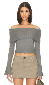 SNDYS x Revolve Off Shoulder Sweater in Charcoal - Pull à épaules dénudées SNDYS x Revolve en charbon de bois - SNDYS x Revolve 木炭色露肩毛衣 - SNDYS x Revolve Schulterfreier Pullover in Anthrazit - SNDYS x 리볼브 오프 숄더 스웨터 차콜 색상 - Maglione con spalle scoperte SNDYS x Revolve in antracite
