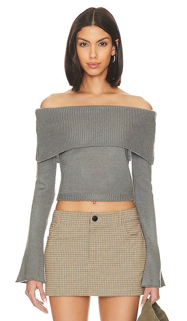 SNDYS x Revolve Off Shoulder Sweater in Charcoal - Pull à épaules dénudées SNDYS x Revolve en charbon de bois - SNDYS x Revolve 木炭色露肩毛衣 - SNDYS x Revolve Schulterfreier Pullover in Anthrazit - SNDYS x 리볼브 오프 숄더 스웨터 차콜 색상 - Maglione con spalle scoperte SNDYS x Revolve in antracite