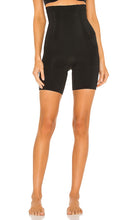 SPANX Oncore High Waisted Mid Thigh Short in Black - Short mi-cuisse taille haute SPANX Oncore en noir - SPANX Oncore 黑色高腰大腿中部短裤 - SPANX Oncore Shorts mit hoher Taille und mittlerem Oberschenkel in Schwarz - SPANX Oncore 하이웨이스트 미드 싸이 쇼트 색상 - Pantaloncini a metà coscia a vita alta SPANX Oncore in nero