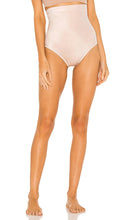 SPANX Suit Your Fancy High Waist Thong in Tan - SPANX Suit Your Fancy String taille haute en beige - SPANX 适合您的精美黄褐色高腰丁字裤 - SPANX Suit Your Fancy Tanga mit hoher Taille in Hellbraun - SPANX Suit Your Fancy 하이웨이스트 끈 팬티 - SPANX si adatta al tuo perizoma a vita alta fantasia in marrone chiaro