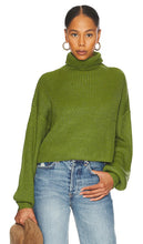 superdown Madison Turtleneck Sweater in Green - superdown - Pull à col roulé Madison en vert - superdown Madison 绿色高领毛衣 - superdown Madison Rollkragenpullover in Grün - superdown 매디슨 터틀넥 스웨터 그린 색상 - Maglione dolcevita Madison superdown in verde