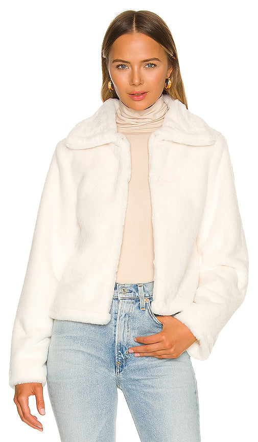 superdown Tianna Faux Fur Jacket in White - superdown - Veste en fausse fourrure Tianna en blanc - superdown Tianna 白色人造毛皮夹克 - Superdown Tianna Kunstpelzjacke in Weiß - superdown Tianna 인조 퍼 재킷 화이트 색상 - Giacca in pelliccia sintetica Tianna superdown in bianco