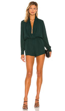 superdown Kaycie Drape Neck Romper in Dark Green - superdown - Barboteuse à col drapé Kaycie - Vert foncé - superdown Kaycie 深绿色垂领连衣裤 - superdown Kaycie Drape Neck Strampler in Dunkelgrün - superdown Kaycie 드레이프 넥 롬퍼 - superdown Kaycie Tutina con collo drappeggiato in verde scuro