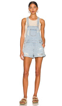 superdown Meghan Distressed Short Overalls in Blue - superdown Salopette courte Meghan effet vieilli en bleu - superdown Meghan 蓝色仿旧短工装裤 - superdown Meghan Distressed Short Overall in Blau - superdown Meghan 디스트레스드 쇼트 오버올 블루 색상 - superdown Meghan Salopette corta effetto consumato in blu