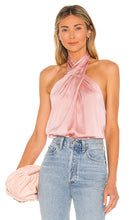 superdown Amerie Pleated Halter Top in Blush - superdown - Haut dos nu plissé Amerie - Blush - superdown Amerie 粉色褶裥挂脖上衣 - superdown Amerie Plissee-Neckholder-Top in Blush - superdown Amerie 플리츠 홀터 탑 - top top allacciato a pieghe Amerie superdown in blush