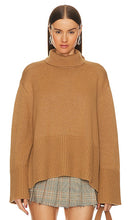 Rue Sophie Della Turtleneck Pullover in Tan - Rue Sophie Della Pull à col roulé en beige - Rue Sophie Della 黄褐色高领套头衫 - Rue Sophie Della Rollkragenpullover in Hellbraun - Rue Sophie Della Tan 컬러의 터틀넥 풀오버 - Maglione dolcevita Rue Sophie Della color marrone chiaro