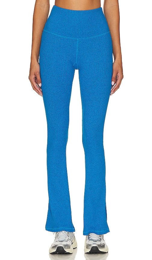 STRUT-THIS The Beau Flare Pant in Blue - STRUT-THIS Le pantalon évasé Beau en bleu - STRUT-THIS Beau 蓝色喇叭裤 - STRUT-THIS Die Beau Flare Pant in Blau - STRUT-THIS 더 보 플레어 팬츠 블루 색상 - STRUT-QUESTO I pantaloni Beau Flare in blu