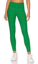 STRUT-THIS The Paz Ankle Legging in Green - STRUT-THIS Legging cheville Paz en vert - STRUT-THIS Paz 绿色踝打底裤 - STRUT-THIS The Paz Ankle Legging in Grün - STRUT-THIS 더 파즈 앵클 레깅스 그린 색상 - STRUT-THIS I leggings alla caviglia Paz in verde