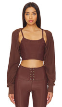STRUT-THIS x REVOLVE The Shrug in Chocolate - STRUT-THIS x REVOLVE Le haussement d'épaules en chocolat - STRUT-THIS x REVOLVE 巧克力耸肩 - STRUT-THIS x REVOLVE Das Achselzucken in Schokolade - STRUT-THIS x REVOLVE 더 슈러그 in 초콜릿 - STRUT-THIS x REVOLVE Il Coprispalle al Cioccolato