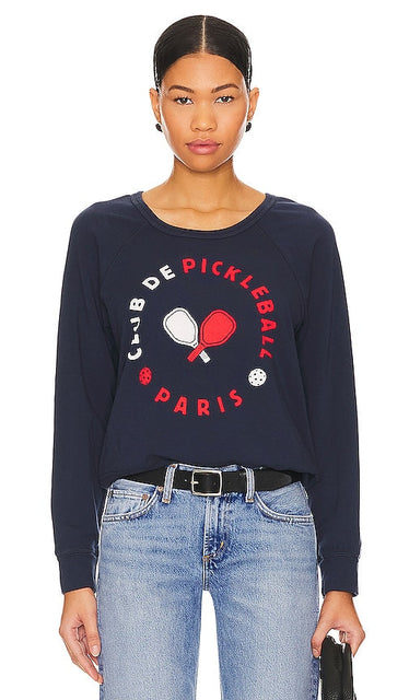 SUNDRY Club Pickleball Sweatshirt in Navy - SUNDRY Club Pickleball Sweat en Bleu Marine - SUNDRY Club Pickleball 海军蓝运动衫 - SUNDRY Club Pickleball Sweatshirt in Marineblau - SUNDRY Club 피클볼 스웻셔츠 색상 네이비 - Felpa Pickleball SUNDRY Club in blu scuro